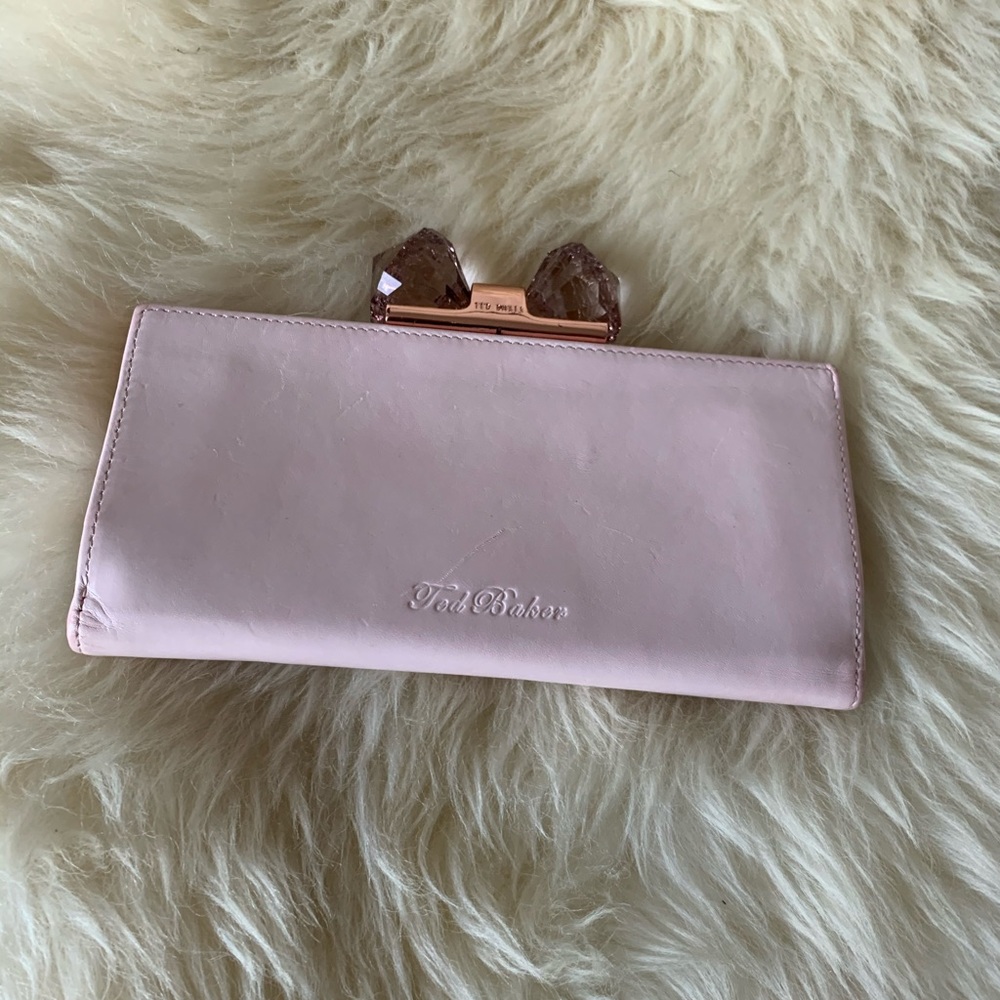 🔥Ted Baker Wallet in Blush. Beautiful 💎 Closure
